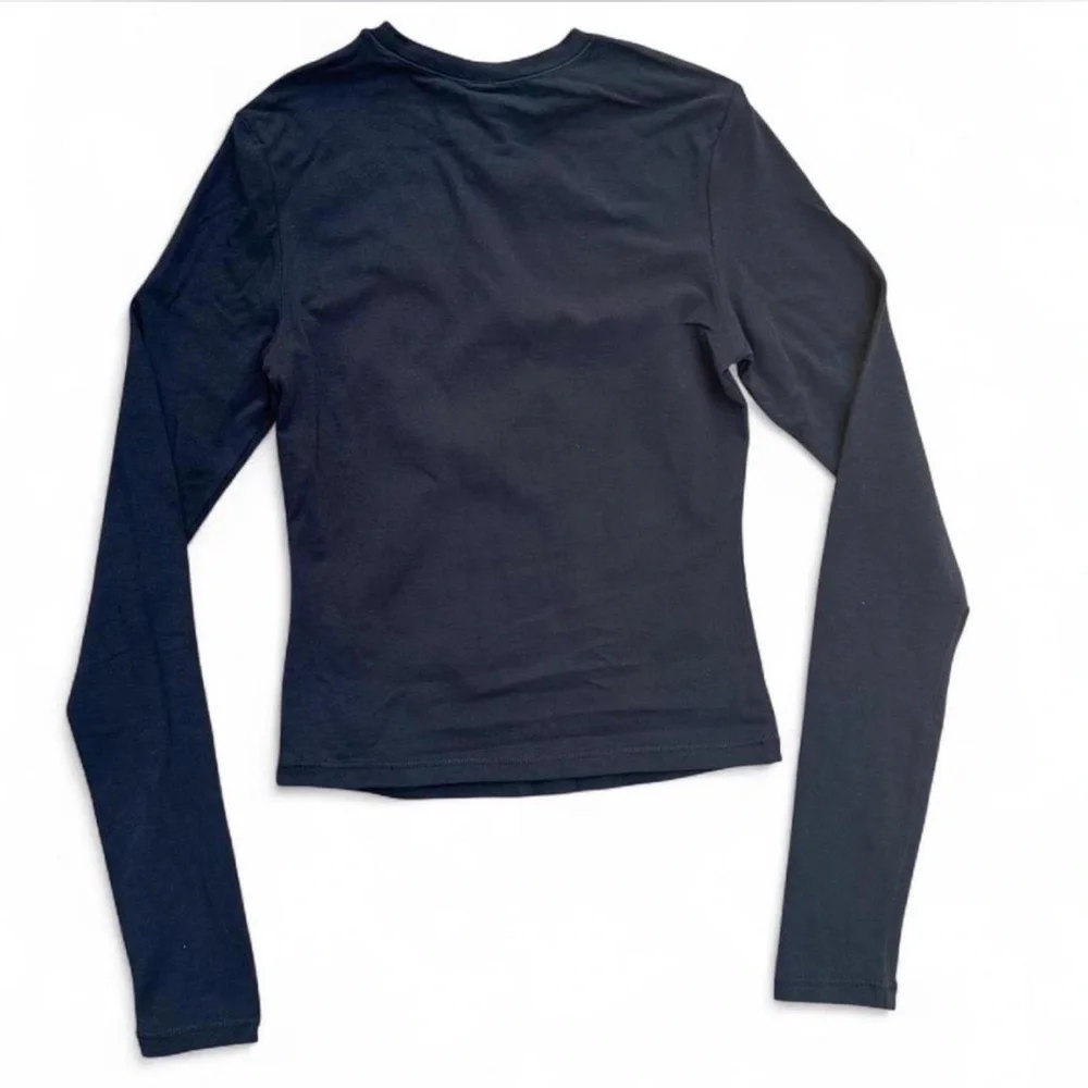 SKIMS *NWT COTTON JERSEY LONG SLEEVE T-SHIRT | COLOR: SOOT - Picture 6 of 9